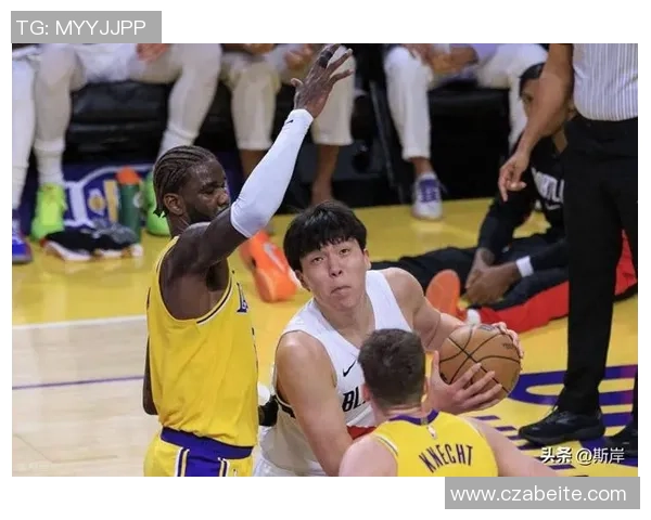 真敢打！湖人5人盯着，杨瀚森暗示队友摆开，艾顿犯规气冲冲下场！